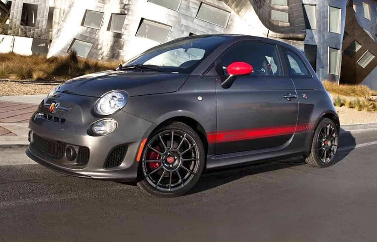 Una Fiat 500 Abarth nera