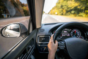 Interno di un'auto elettrica guidata da una ragazza