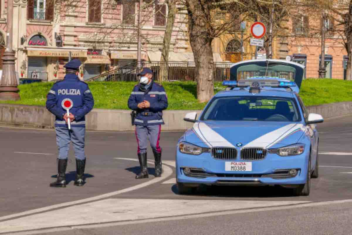 Agenti polizia posto di blocco