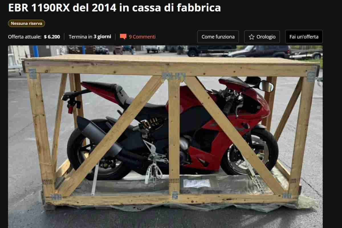 Moto in vendita dopo 10 anni in una cassa