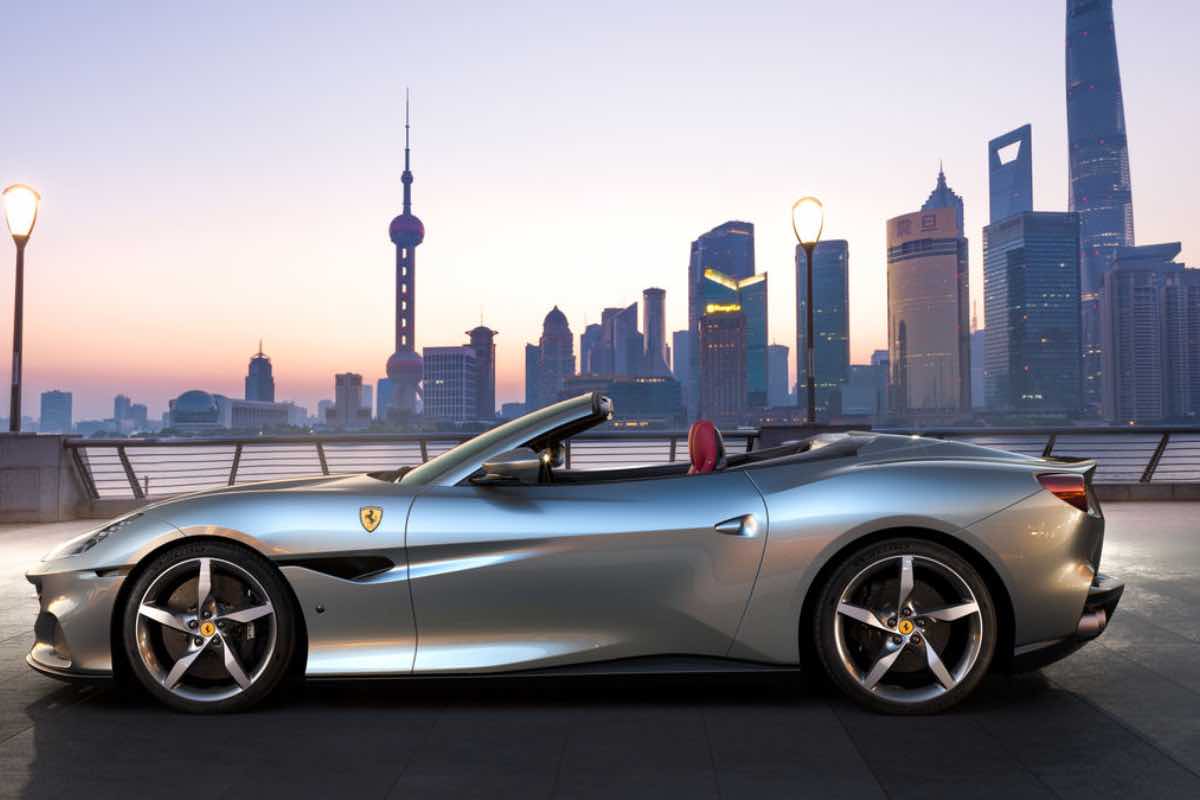 Ferrari Portofino modello finito in acqua