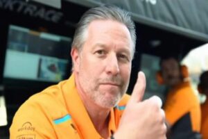 La McLaren di Zak Brown blinda Peter Prodromou