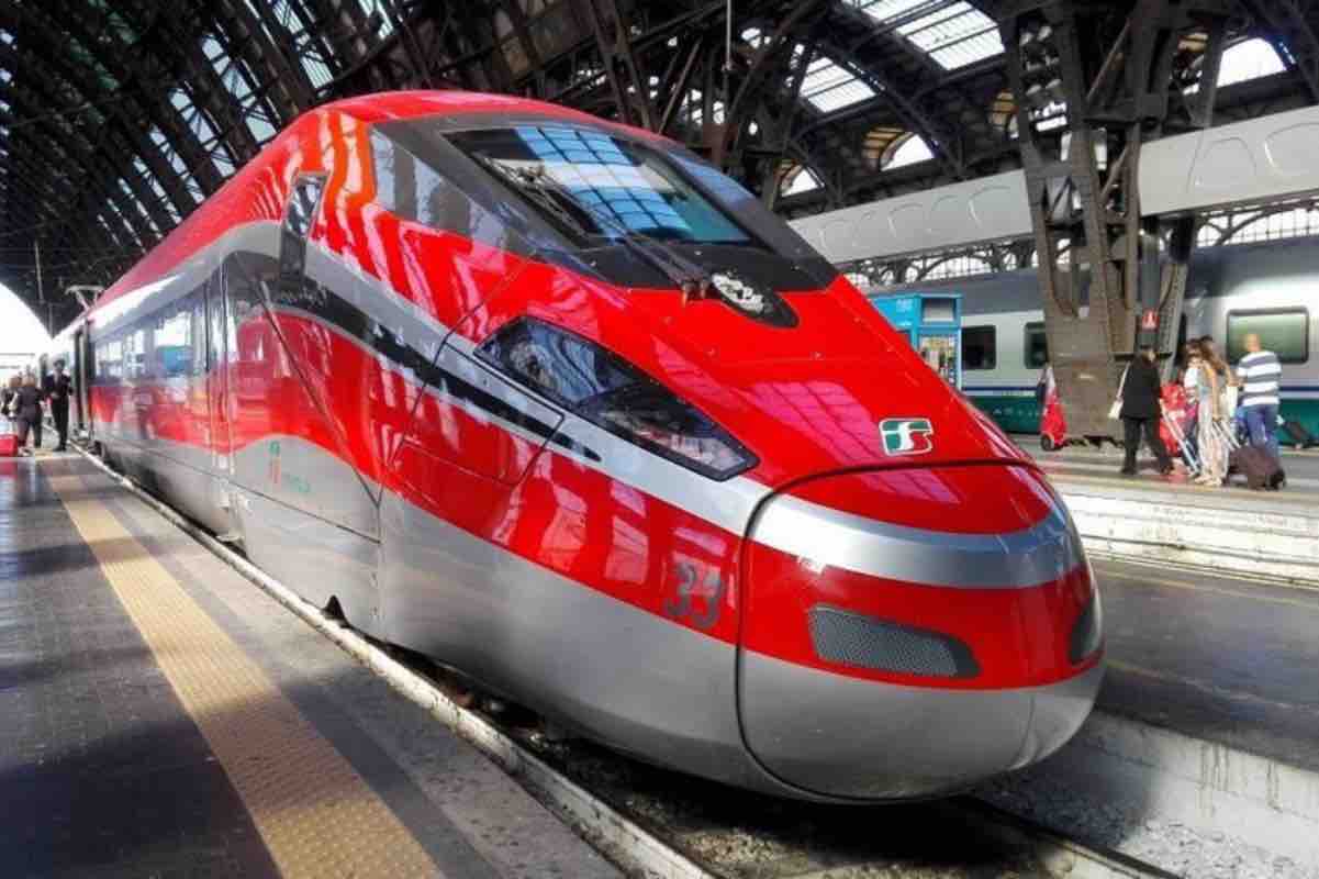 Trenitalia treno rosso